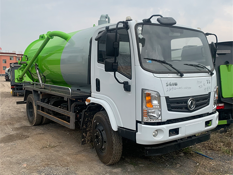 東風(fēng)華神8方吸污車