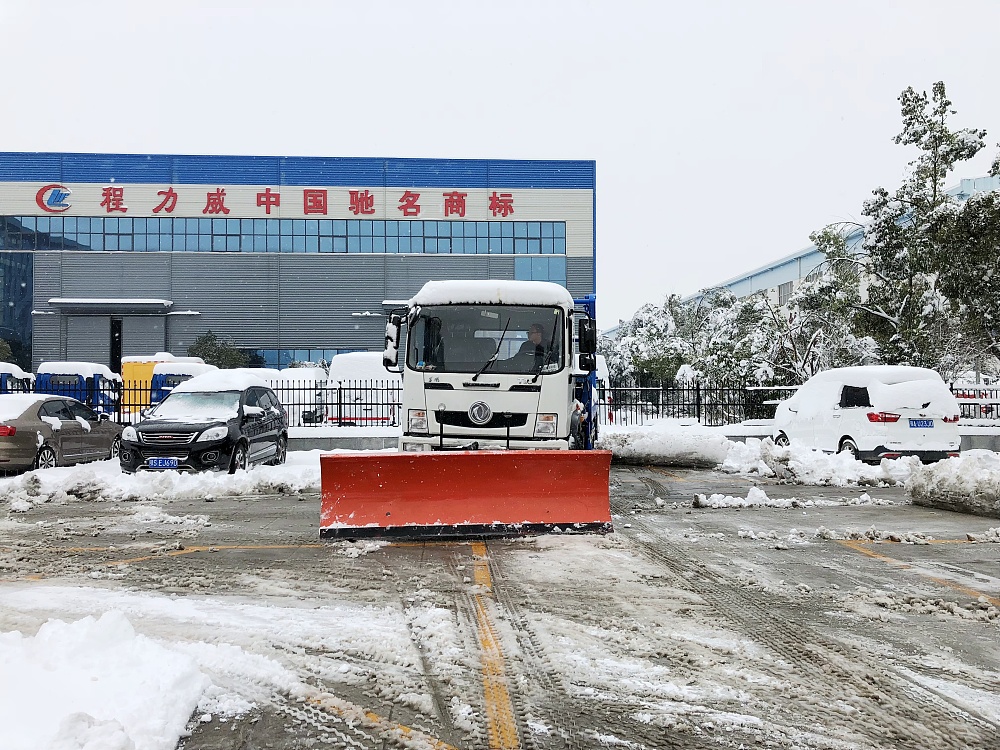 東風(fēng)T3擺臂垃圾車帶推雪鏟設(shè)備