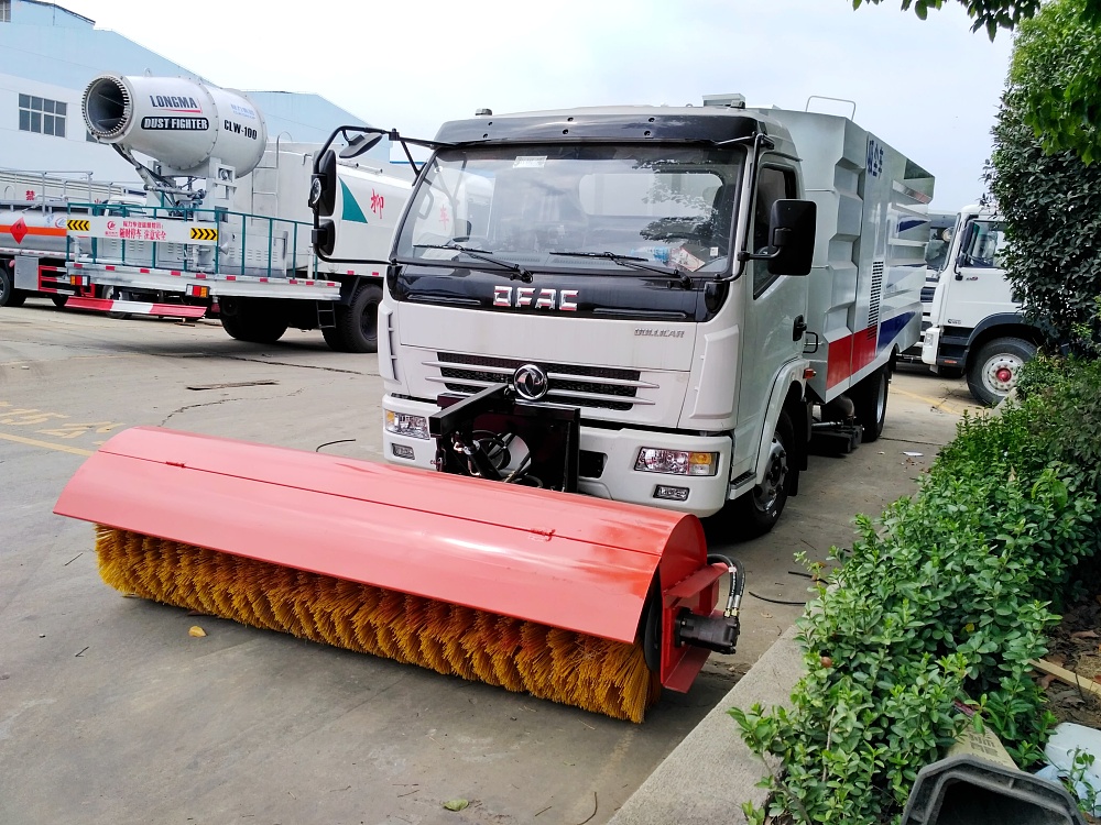 東風(fēng)大多利卡吸塵滾掃清雪車